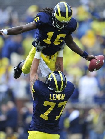 UMFB_Lewan_Lifts_Denard_Robinson-thumb-350x459-110378.jpg