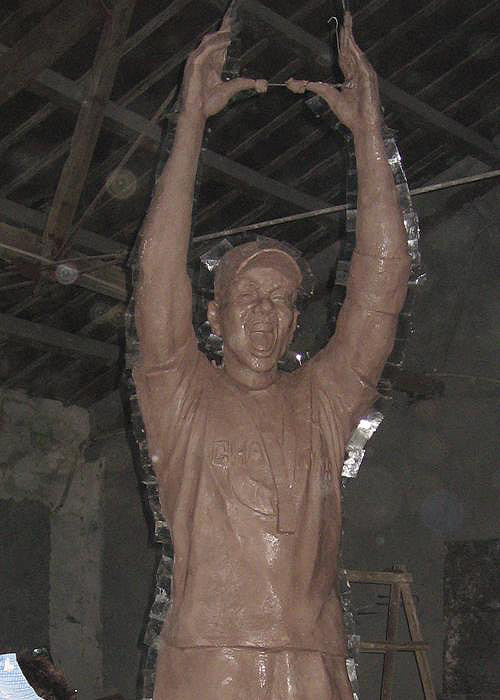 The-clay-model-of-the-Stephon-Marbury-statue-demanded-by-Chinese-basketball-fans.-Photo-via-hoopchina.com-hupu.com_.jpg